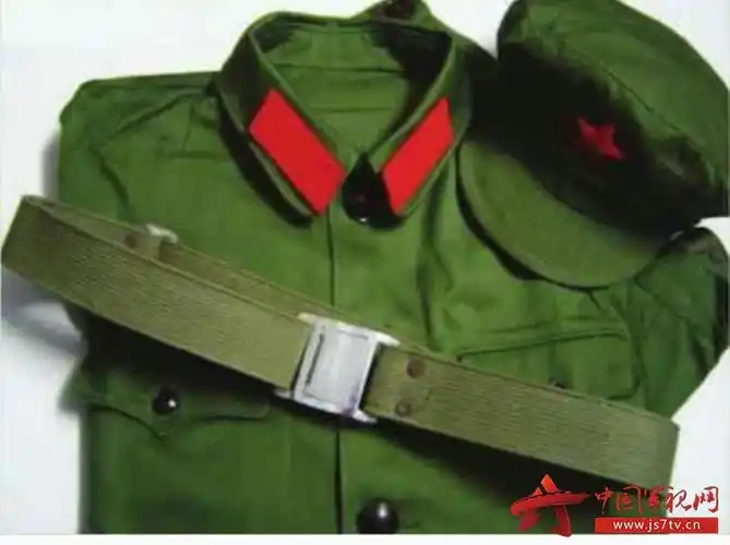 在大家发的表情包里,我看到了父辈难忘的红领章