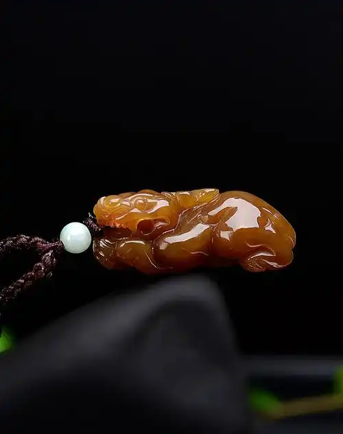和田玉糖料精雕满色招财纳福貔貅吊坠