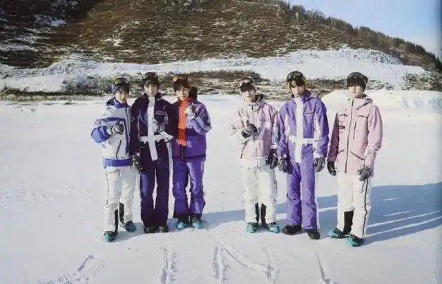 时代少年团集体滑雪,少年们许久不见拍照依旧默契,团魂很强_青少年