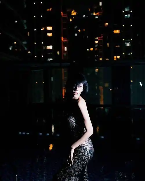 张蓝心亮相2021金鸡奖闭幕式穿亮片抹胸裙氛围感十足