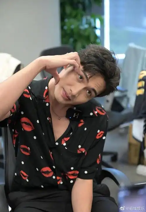 张彬彬花式卖萌