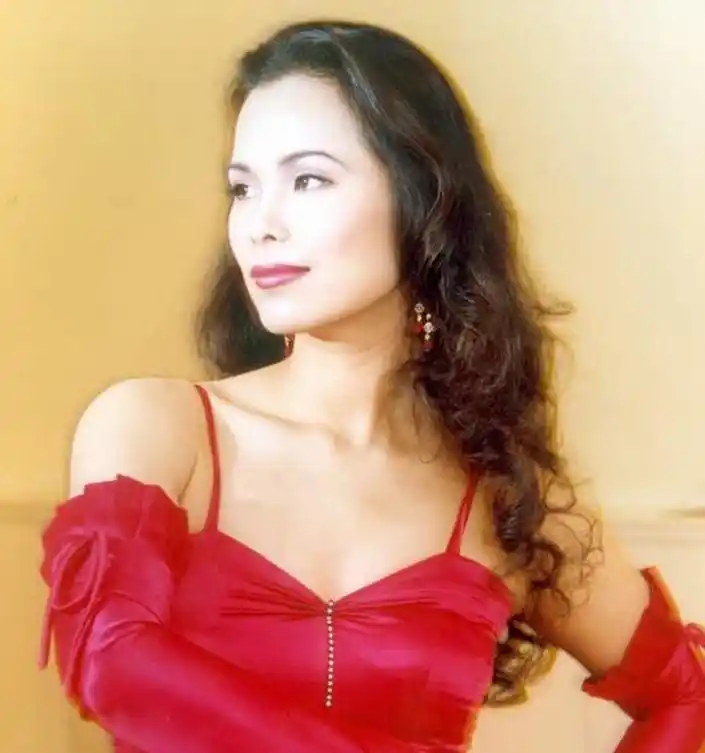 回顾歌手韦唯:嫁外国人生三子,离婚时夺回抚养权,如今苦尽甘来