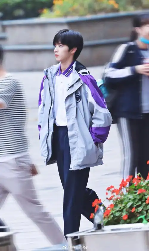 刘耀文校服侧颜照