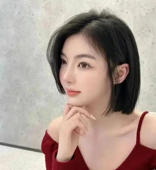 整个发型蓬松感十足,尽显可爱小女人味