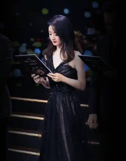 33岁赵丽颖近况疯狂健身有多拼,低调奉子成婚,至今未补办婚礼_冯绍峰