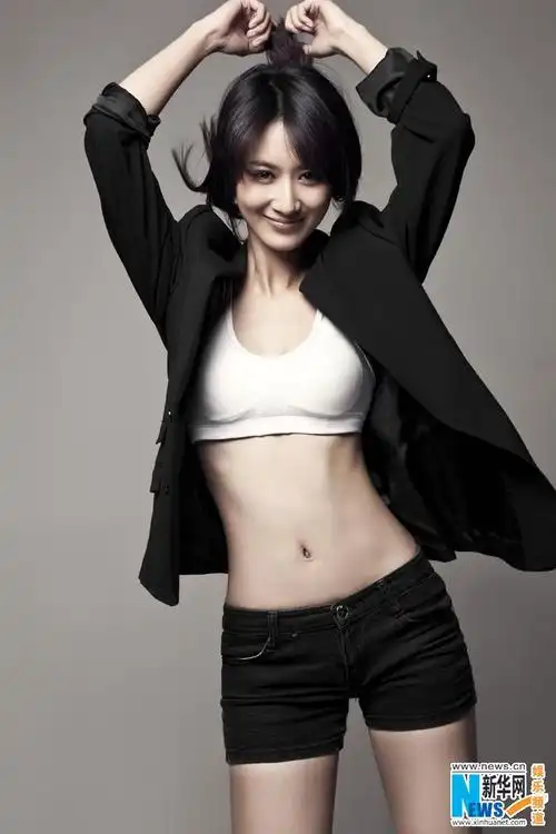 郭珍霓写真展帅气性感 简约西服大秀小蛮腰(图)