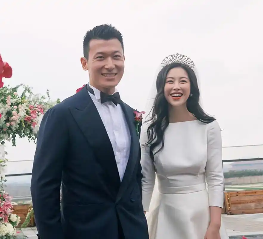 新闻看点#3月10日,朱珠的丈夫在社交平台上分享了半岁女儿的萌照,小