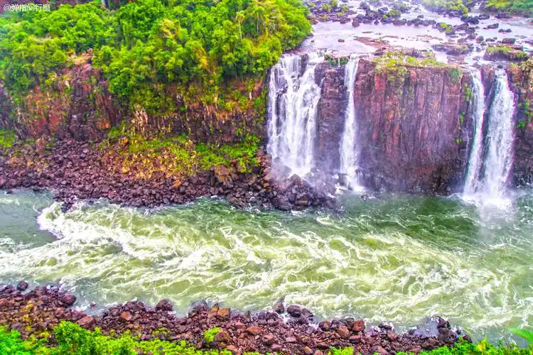 许多中国人最初认识这个瀑布,是源于很多年前的一部港片《春光乍泄》