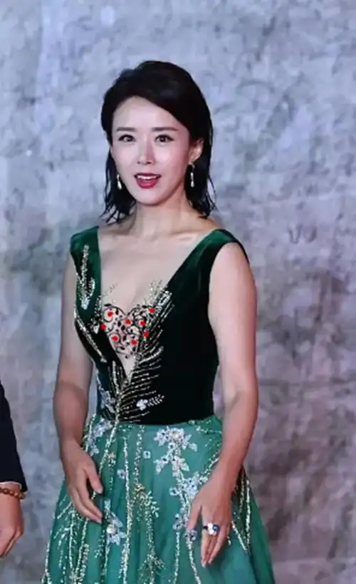 颜丹晨不愧是"最美嫦娥",穿深v领绿色连衣裙气质惊艳,太吸睛
