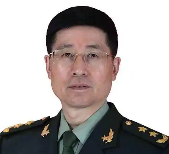 的军长任期结束后,就转任副战区级的陆军副司令员,期间晋升为中将军衔