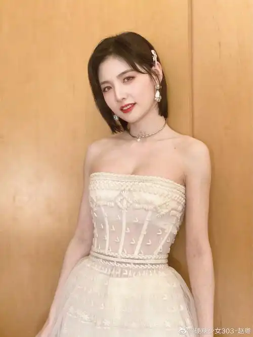 赵粤微博更新礼服