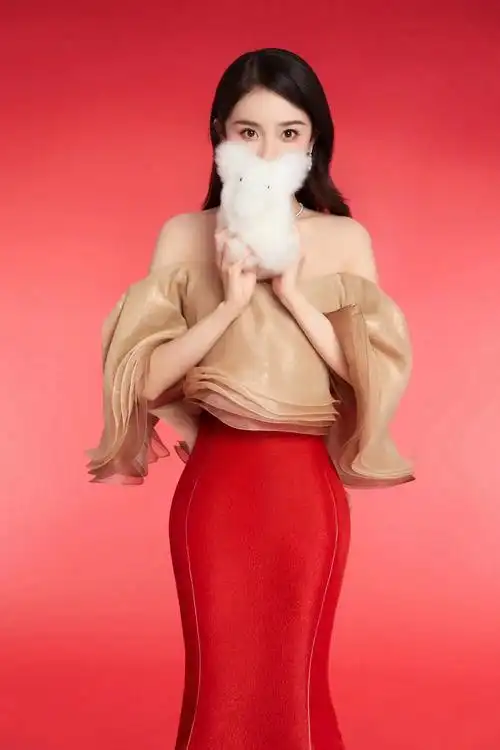 杨幂蓝色晚礼服出席节目(一袭蓝色礼服显得她格外的高贵优雅)