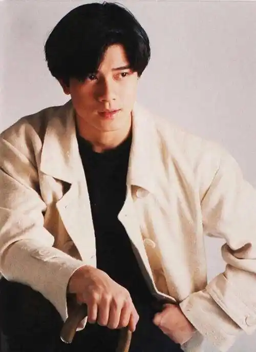 郭富城年轻时三七分配毛衣真帅,与妻子方媛压马路身高是"硬伤"