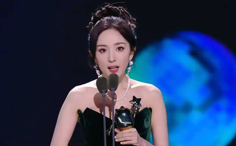 杨幂在发表获奖感言时表示:听到什么不重要,重要是我看到于和伟老师亲