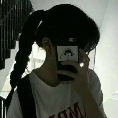 手机斜着遮住脸的女头 - 女生头像 - 潮人个性网