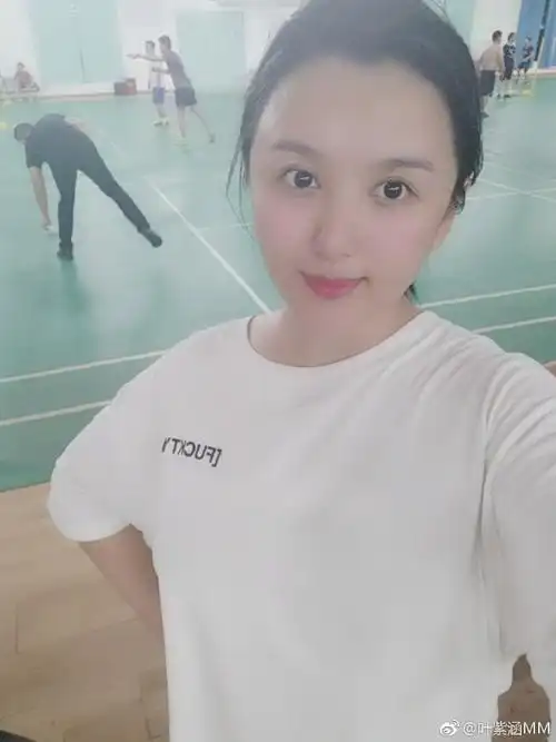 叶紫涵,原名叫做邱云鹏,1991年出生于江西南昌,是一名反串演员,歌手.