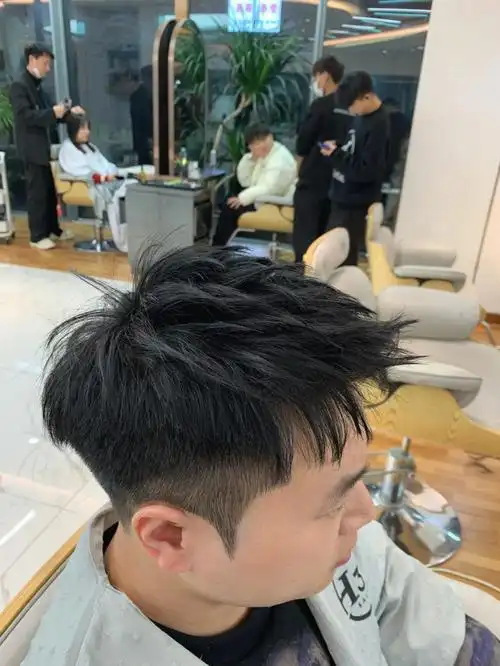 男生发型丨短发留长尴尬期这样剪前卫帅气