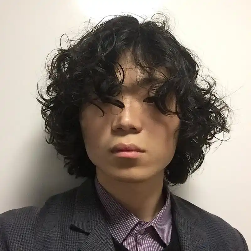 自然卷的男生是无法控制自己发型的