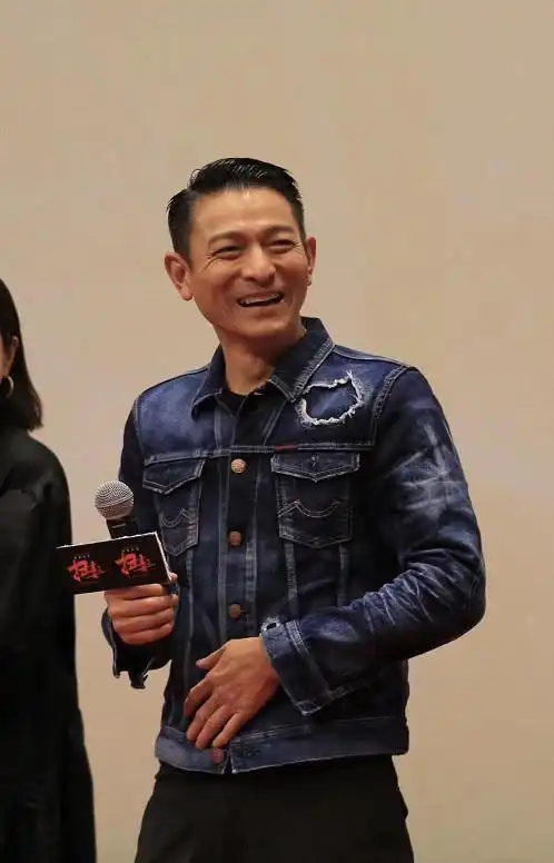 刘德华身穿蓝色牛仔外套减龄造型潮酷十足路演情话绵绵宝刀未老