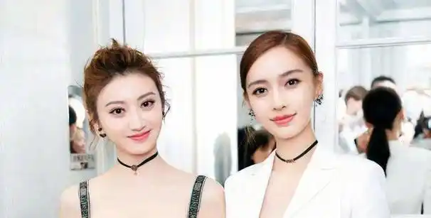 反观景甜,她的清纯活力让张柏芝的魅力相比之下略显暗淡和岁月痕迹.