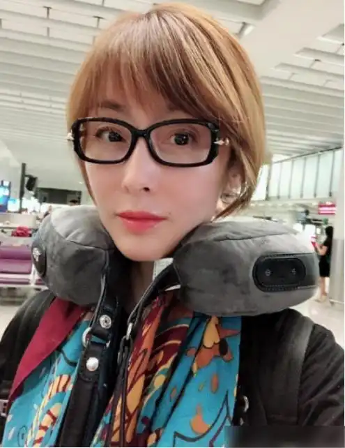 52岁张敏素颜五官大变皆因开眼角身穿黑色连衣裙度假像个少女