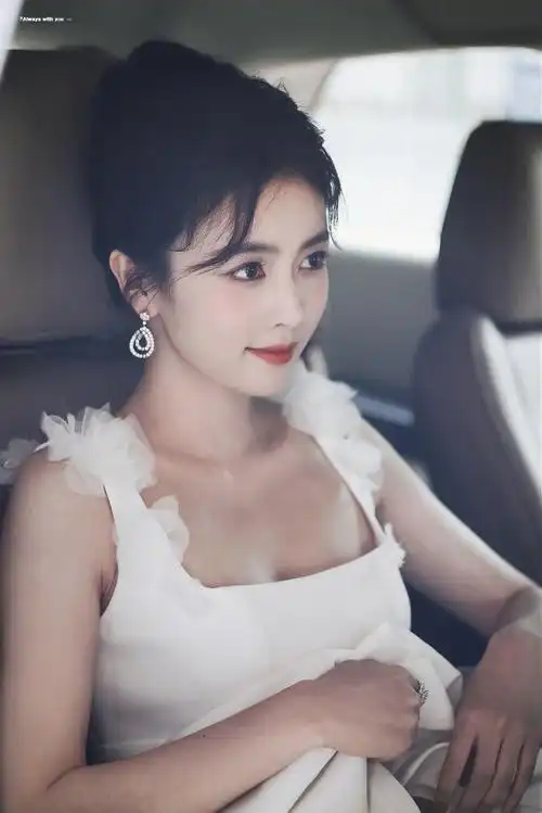 白鹿白玉兰晚会白色礼服上班饭拍 美美的小仙女 期待今晚!