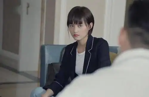 原创《完美关系》路易斯背景不简单,给黄轩做助理,镜头比佟丽娅都多