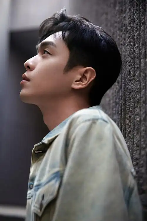 张若昀复古牛仔套装造型