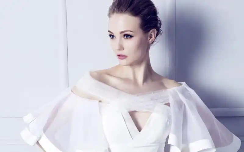欧美美女模特玉兰花婚纱礼服图片高清壁纸