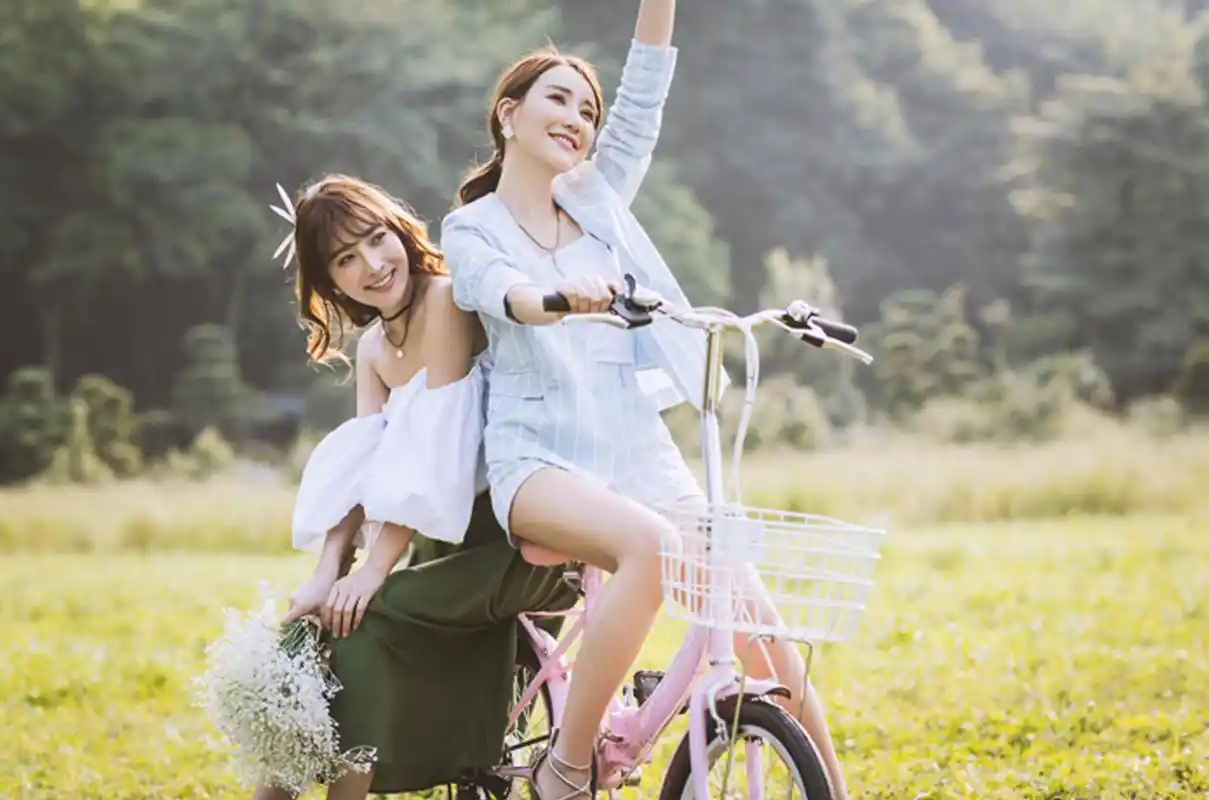 影楼风格:户外逆光人像唯美闺蜜照