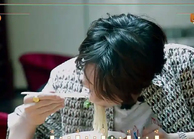 王一博吃饭不经意露出的小习惯 很多人都是一样的 又get到同款了