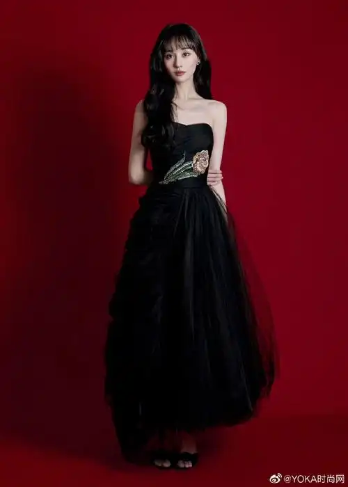 星尚人##郑爽[超话]#身着@prada普拉达黑色饰水晶抹胸礼服出席今日