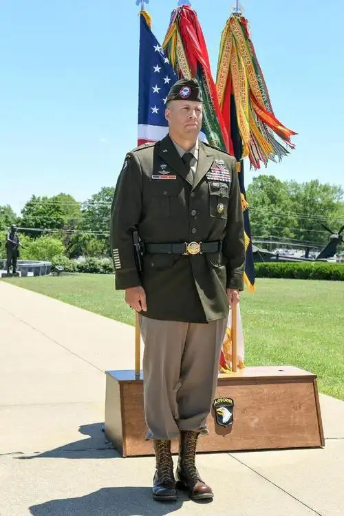 第二,美国陆军的新版"陆军绿"常礼服保留了军官的海外服役条,位置还是