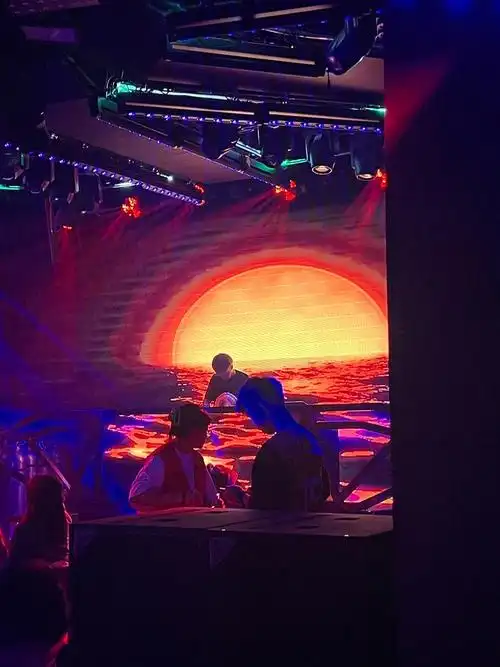 酒吧00进去的装修风格就很带感激光射线复古动态随着音乐99节奏