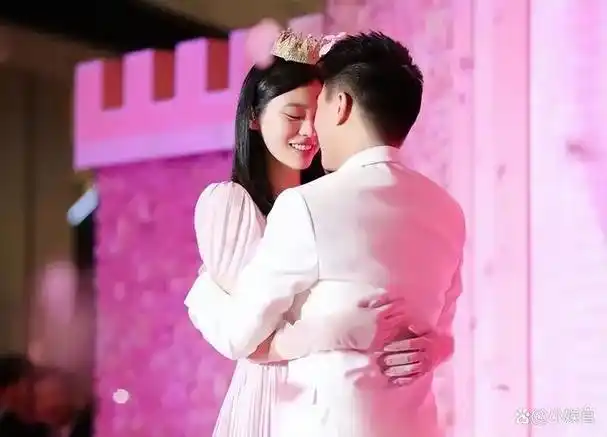 何猷君和奚梦瑶的故事一直被人们津津乐道,两人年龄虽然相差六岁,但