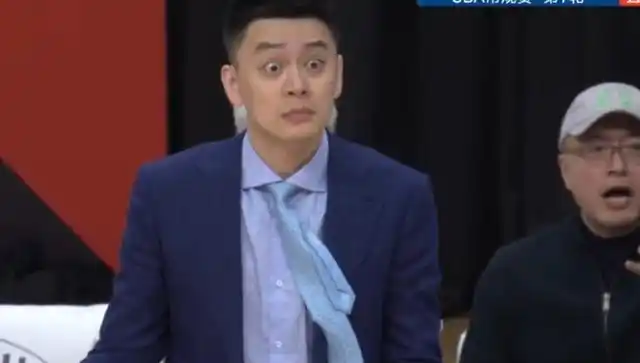 杨鸣贡献表情包!瞪大双眼 领带抢镜,解说员调侃:太可爱了