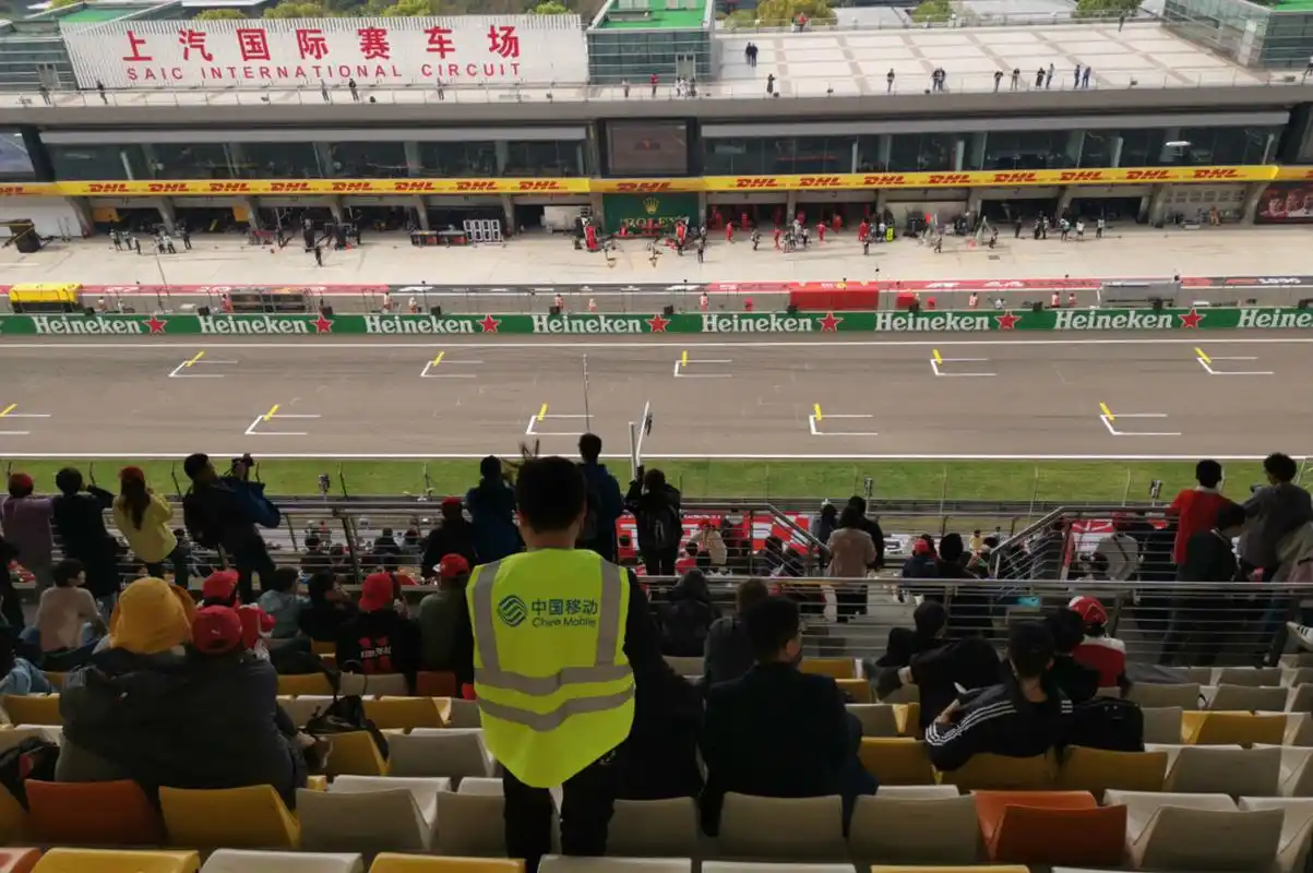 在上赛场比汉密尔顿更快的是上海移动的5g网络