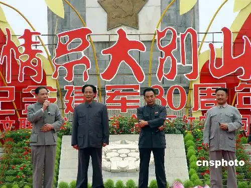 湖北将军县红安喜迎"开国领袖" 2007年06月28日08:45  来源:中国新闻