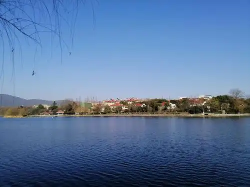 水光潋滟月牙湖