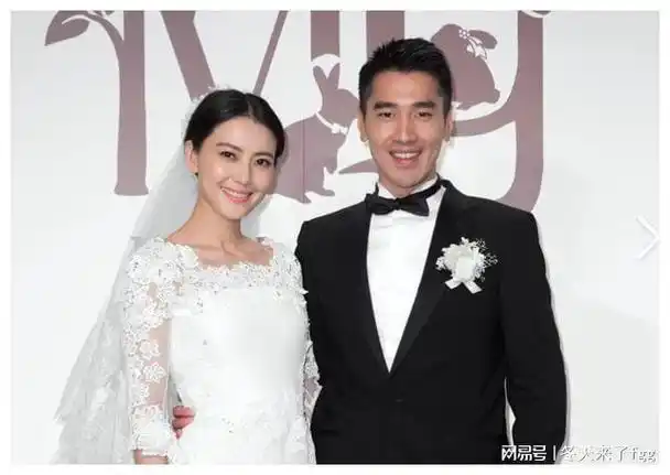 国民女神高圆圆大庭广众与赵又廷勾肩亲吻又一对神仙眷侣