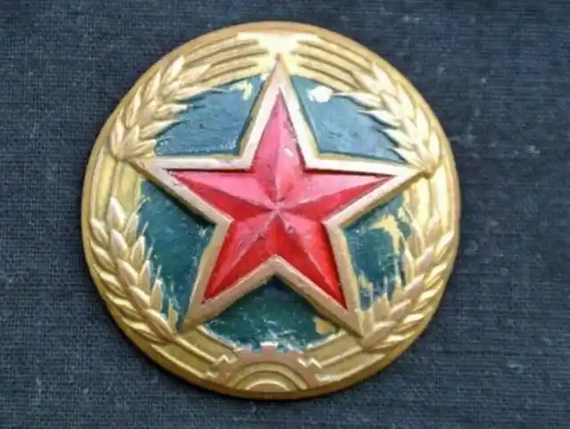 1965年取消军衔后,志愿军也和解放军一样佩戴全红五角星帽徽和全红