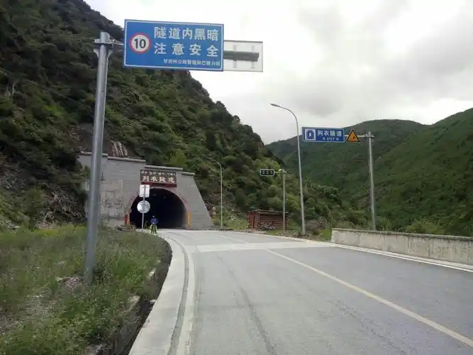 小刚骑行西藏第八天禾尼乡--海子山--拉拉山隧道--巴塘