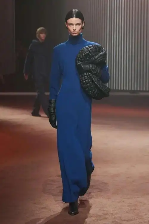 时尚蓝色的"针"态度-服装流行色彩-cfw服装设计网手机版