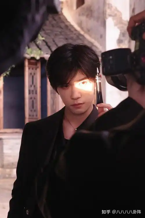 可以推荐一下易烊千玺全面屏宫格的壁纸吗