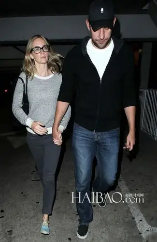 艾米莉·布朗特(emily blunt)与丈夫john krasinski外出街拍(6月21日)