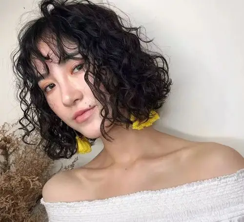 今年流行"短发小爆卷"