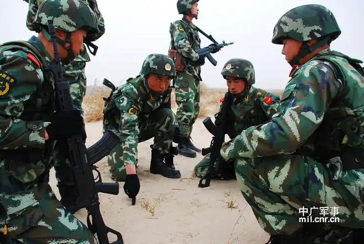 直击:武警兵团指挥部七支队挺进大漠戈壁演练