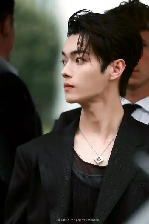 许凯米兰看秀造型,all black穿搭绅士优雅,大背头帅出新高度.