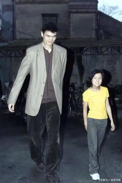 潘长江和姚明同时掉太湖里,你先救谁?我先救潘长江