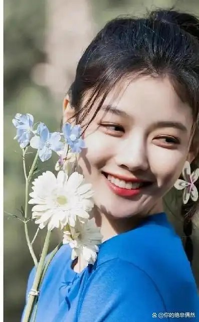 金裕贞是韩国娱乐圈备受瞩目的年轻女演员,以其出色的演技和清新的